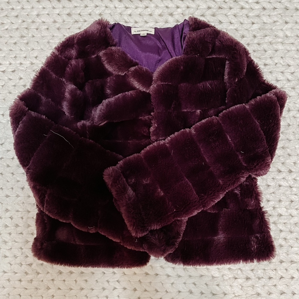 Faux fur cropped jacket.